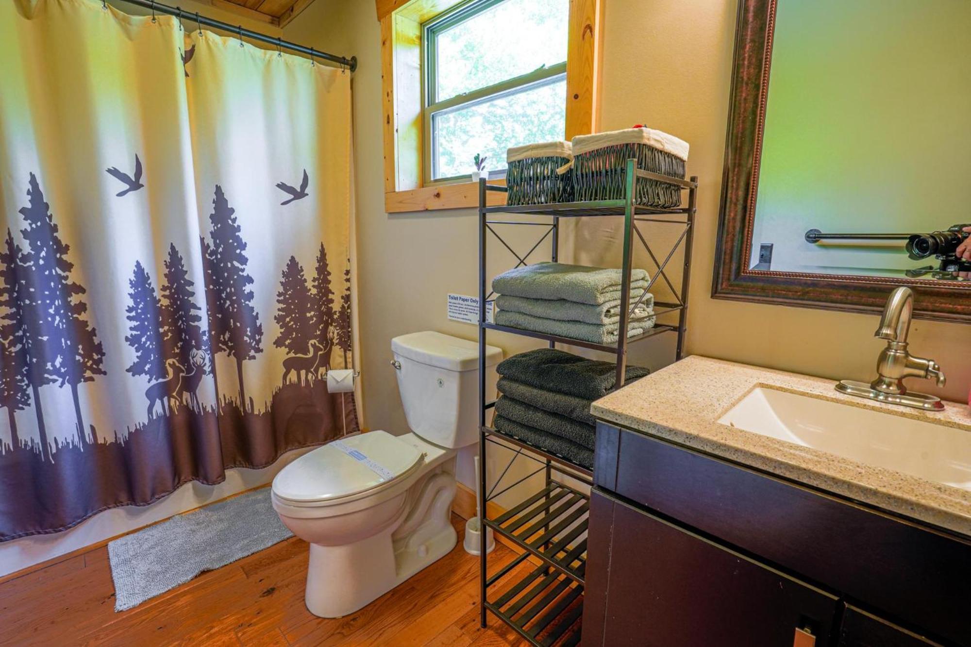 New Listing! Wine Country Retreat - 2 Bed, Hot Tub Villa Dahlonega Ngoại thất bức ảnh