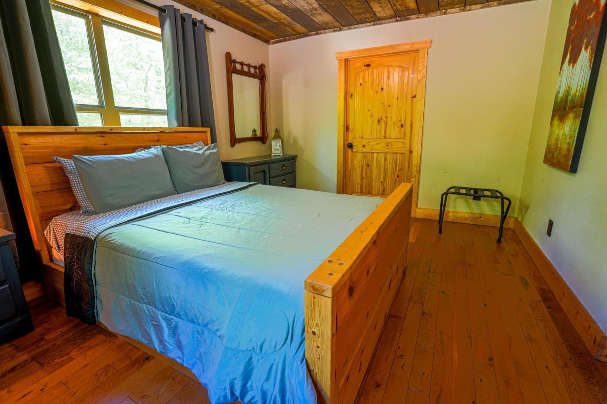 New Listing! Wine Country Retreat - 2 Bed, Hot Tub Villa Dahlonega Ngoại thất bức ảnh